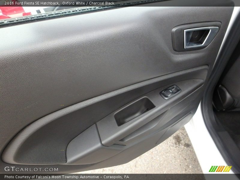 Oxford White / Charcoal Black 2016 Ford Fiesta SE Hatchback