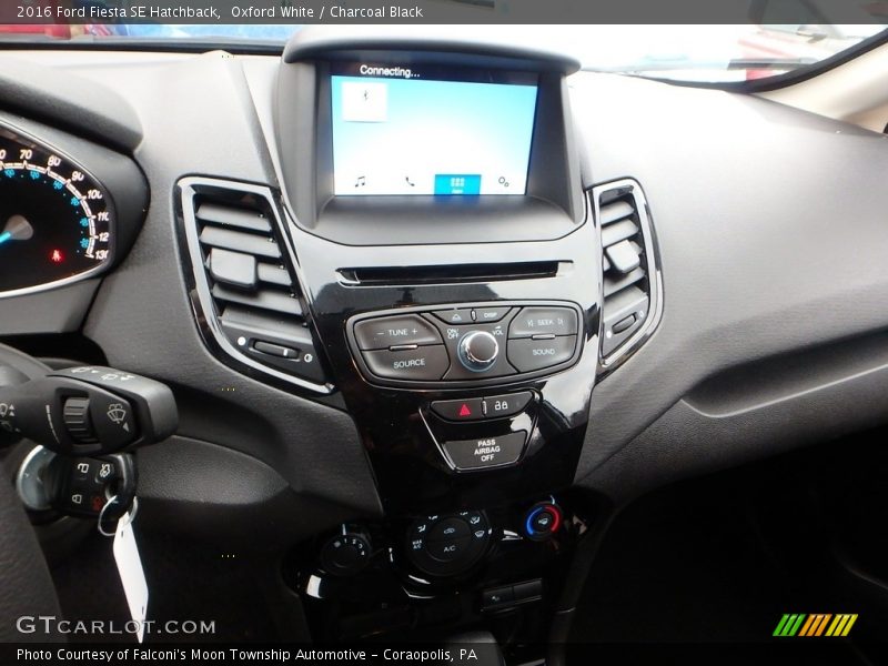 Oxford White / Charcoal Black 2016 Ford Fiesta SE Hatchback