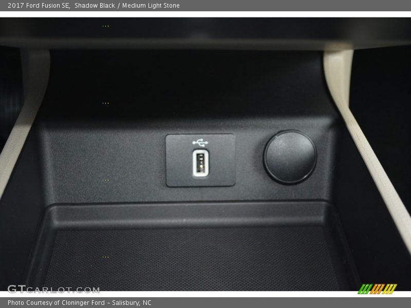 Shadow Black / Medium Light Stone 2017 Ford Fusion SE