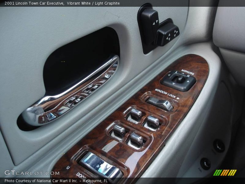 Vibrant White / Light Graphite 2001 Lincoln Town Car Executive