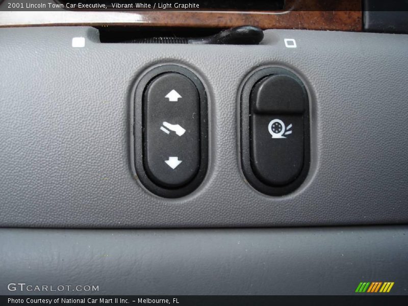 Vibrant White / Light Graphite 2001 Lincoln Town Car Executive