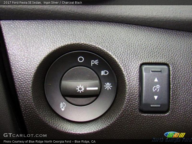 Ingot Silver / Charcoal Black 2017 Ford Fiesta SE Sedan