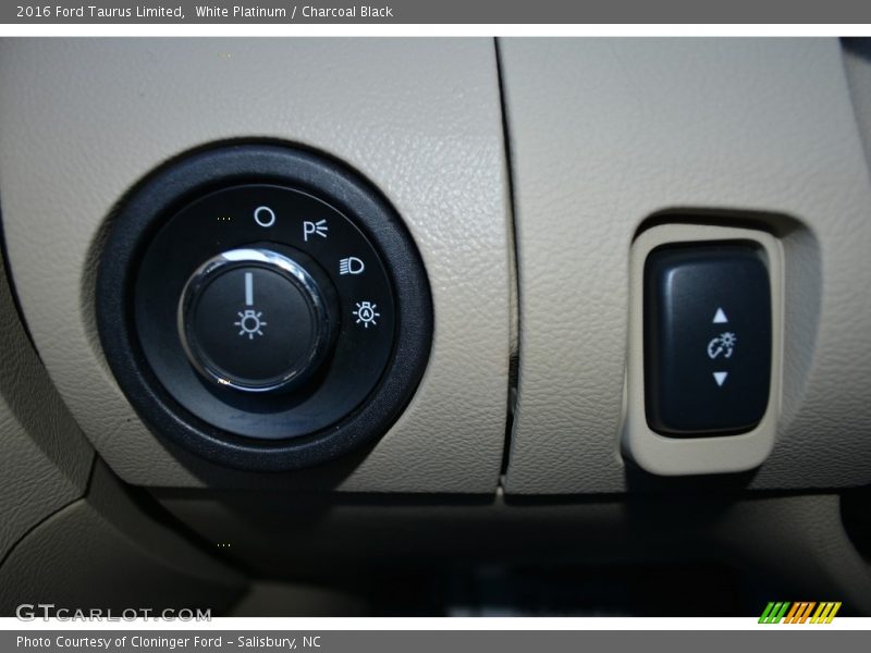 White Platinum / Charcoal Black 2016 Ford Taurus Limited