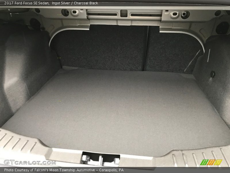 Ingot Silver / Charcoal Black 2017 Ford Focus SE Sedan