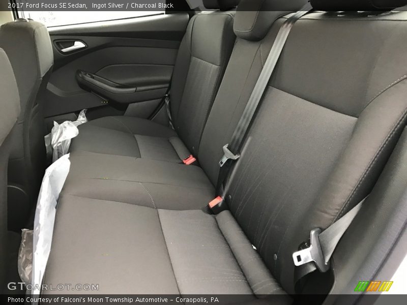 Ingot Silver / Charcoal Black 2017 Ford Focus SE Sedan
