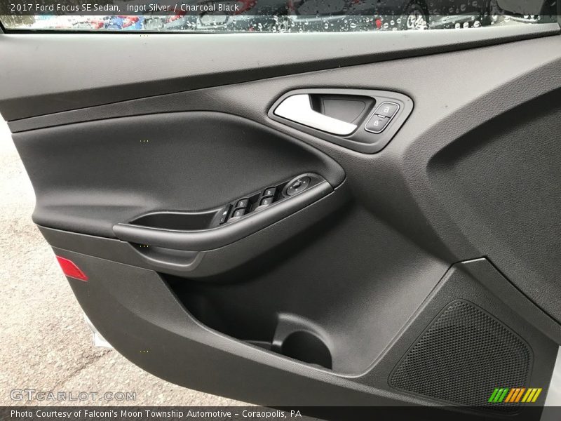 Ingot Silver / Charcoal Black 2017 Ford Focus SE Sedan