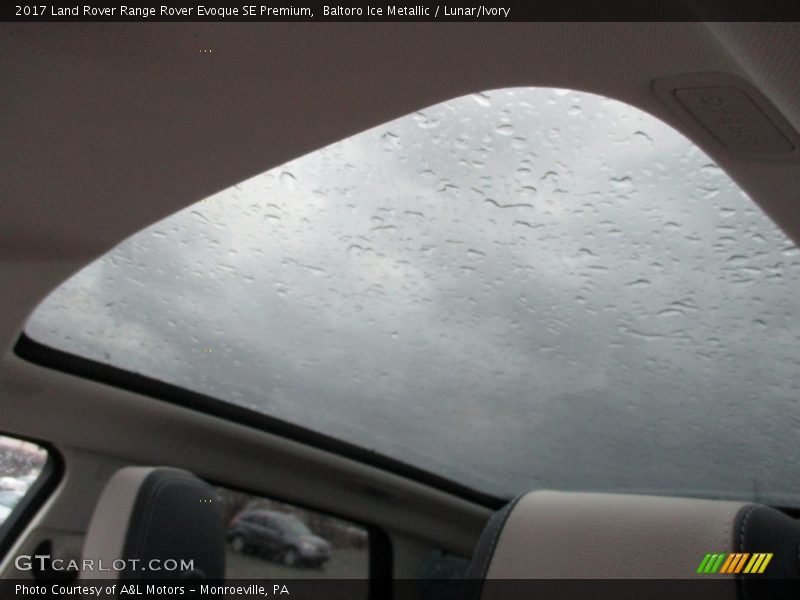 Baltoro Ice Metallic / Lunar/Ivory 2017 Land Rover Range Rover Evoque SE Premium