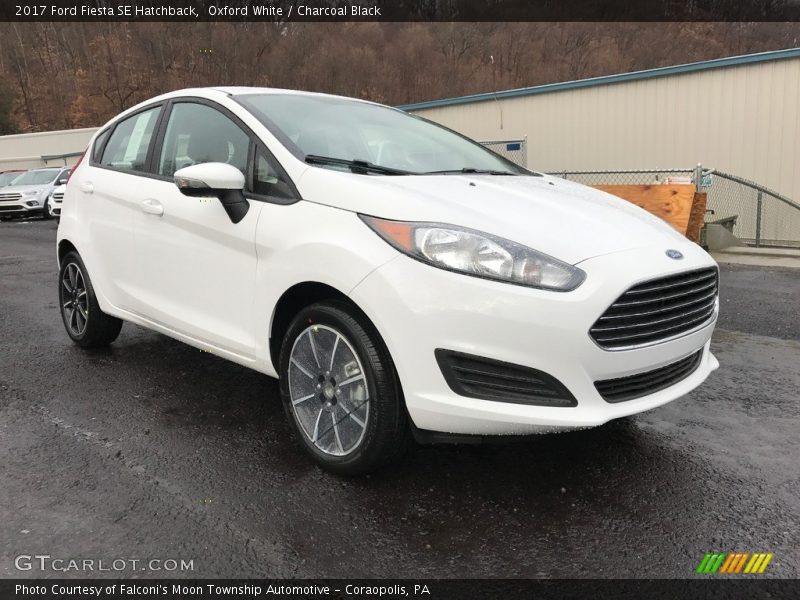 Front 3/4 View of 2017 Fiesta SE Hatchback