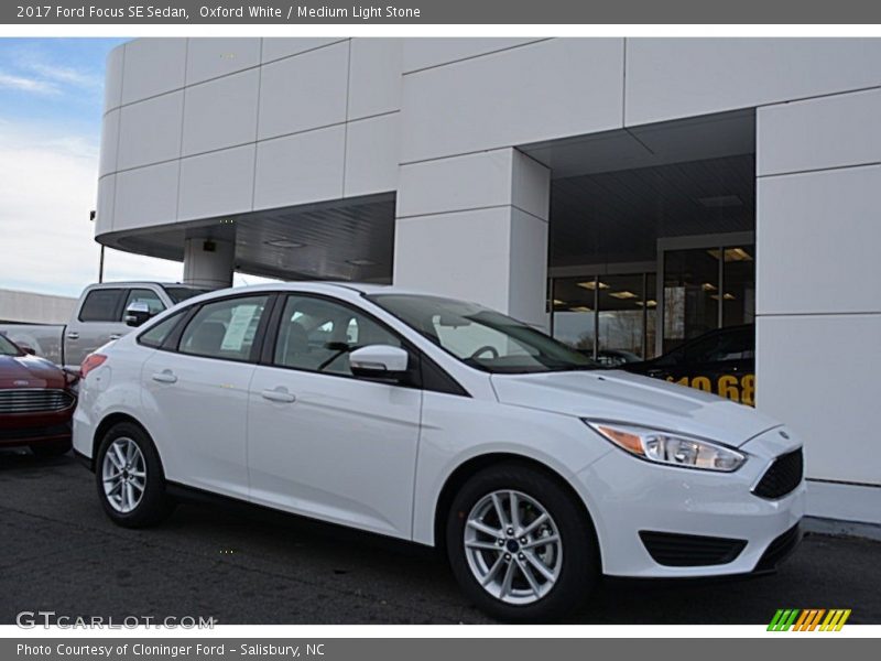 Front 3/4 View of 2017 Focus SE Sedan