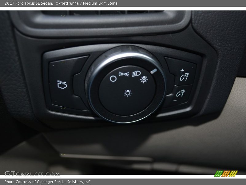 Oxford White / Medium Light Stone 2017 Ford Focus SE Sedan
