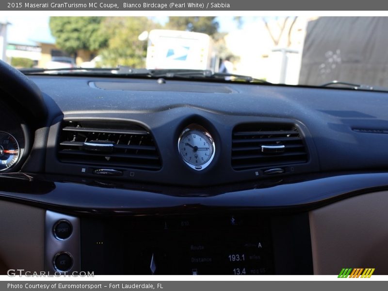 Bianco Birdcage (Pearl White) / Sabbia 2015 Maserati GranTurismo MC Coupe