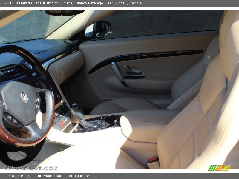 Bianco Birdcage (Pearl White) / Sabbia 2015 Maserati GranTurismo MC Coupe
