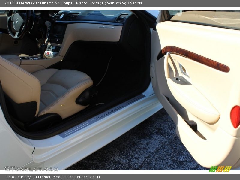 Bianco Birdcage (Pearl White) / Sabbia 2015 Maserati GranTurismo MC Coupe