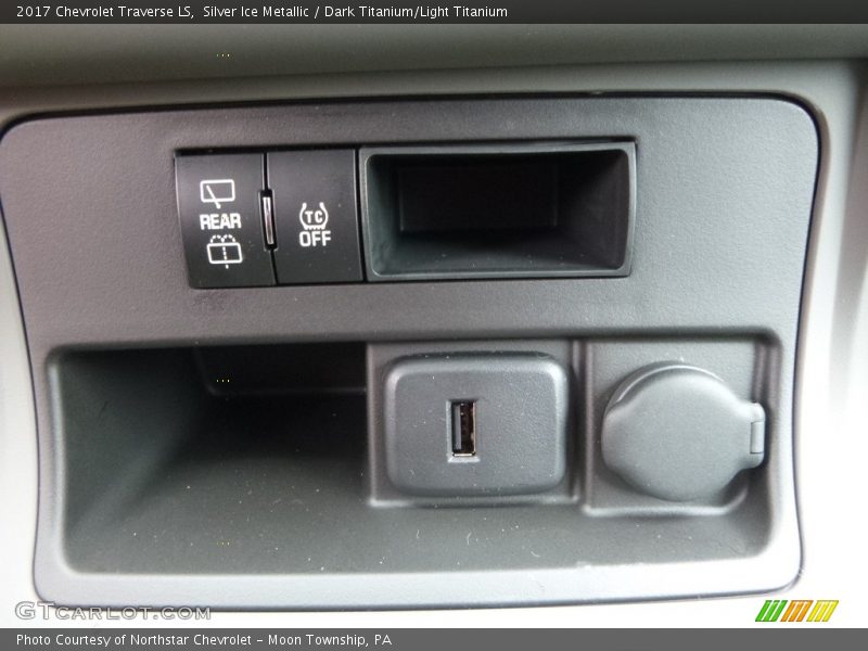 Silver Ice Metallic / Dark Titanium/Light Titanium 2017 Chevrolet Traverse LS