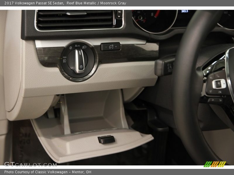 Controls of 2017 Passat SE Sedan