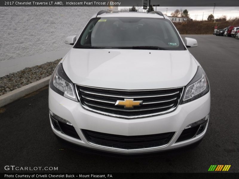 Iridescent Pearl Tricoat / Ebony 2017 Chevrolet Traverse LT AWD