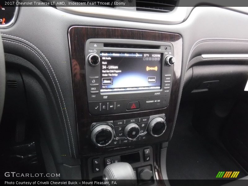 Iridescent Pearl Tricoat / Ebony 2017 Chevrolet Traverse LT AWD