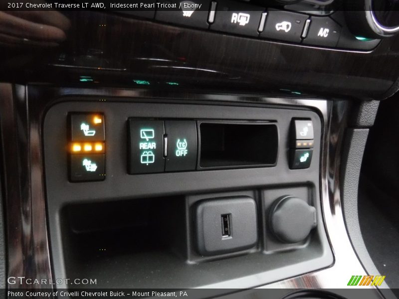 Iridescent Pearl Tricoat / Ebony 2017 Chevrolet Traverse LT AWD