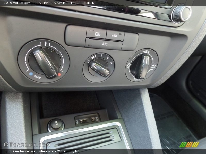 Reflex Silver Metallic / Titan Black 2016 Volkswagen Jetta S