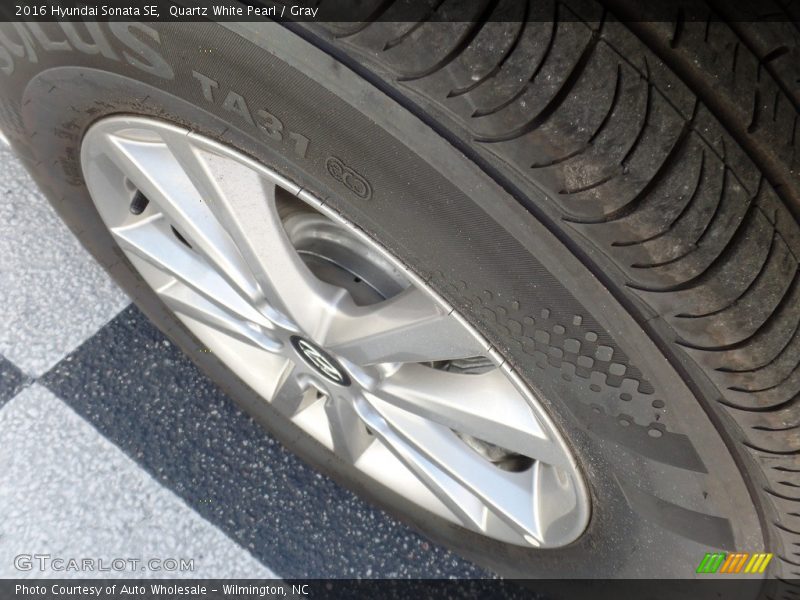 Quartz White Pearl / Gray 2016 Hyundai Sonata SE