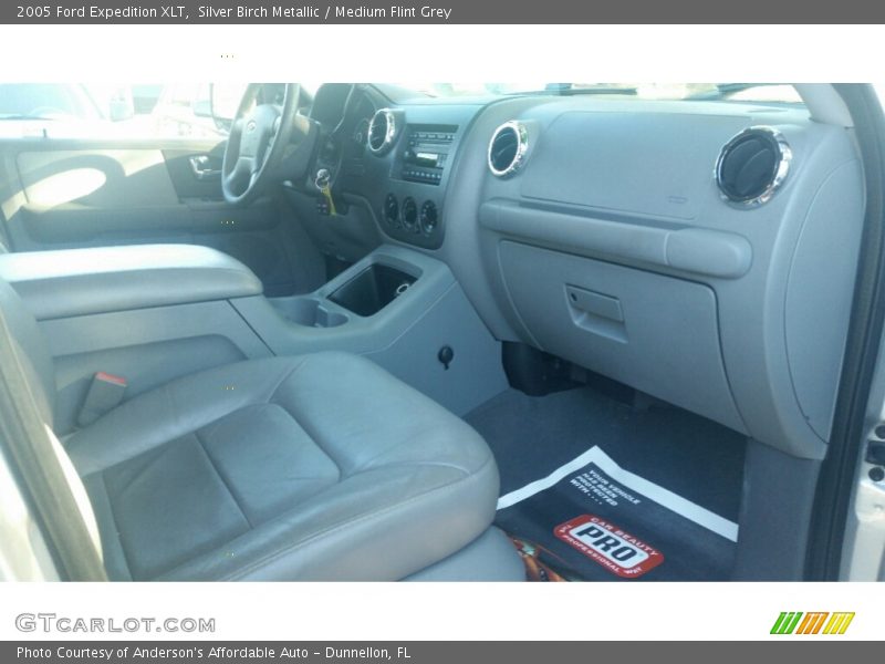 Silver Birch Metallic / Medium Flint Grey 2005 Ford Expedition XLT