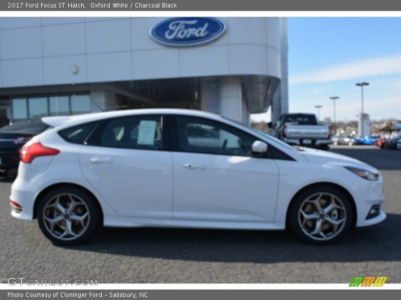 Oxford White / Charcoal Black 2017 Ford Focus ST Hatch