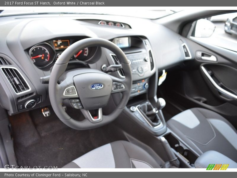 Oxford White / Charcoal Black 2017 Ford Focus ST Hatch