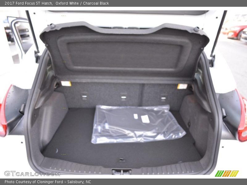 Oxford White / Charcoal Black 2017 Ford Focus ST Hatch