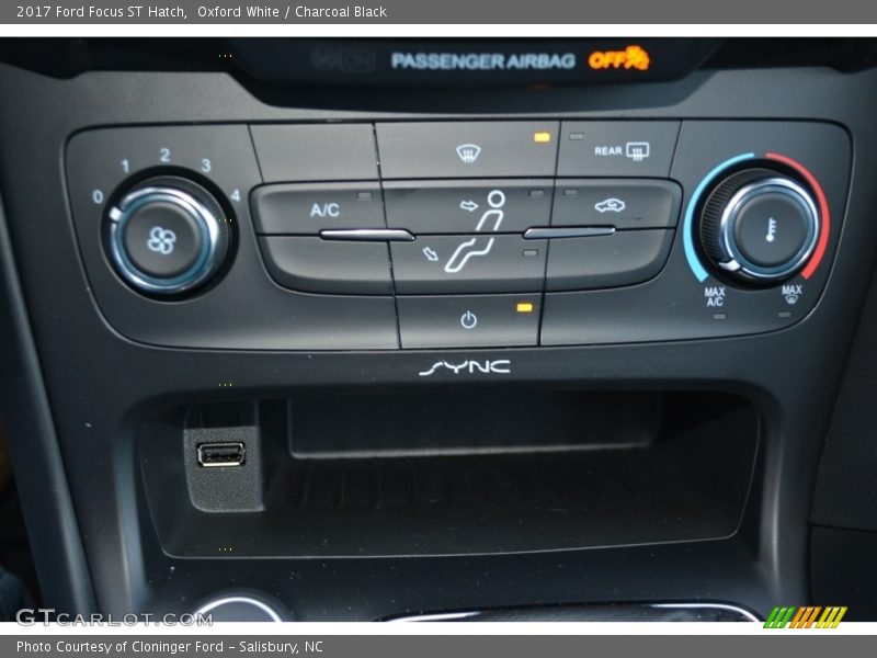 Oxford White / Charcoal Black 2017 Ford Focus ST Hatch