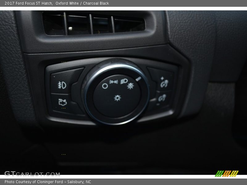 Oxford White / Charcoal Black 2017 Ford Focus ST Hatch