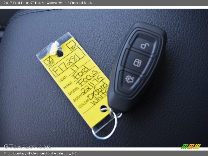 Oxford White / Charcoal Black 2017 Ford Focus ST Hatch