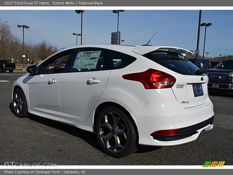 Oxford White / Charcoal Black 2017 Ford Focus ST Hatch