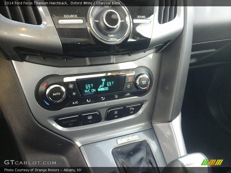 Oxford White / Charcoal Black 2014 Ford Focus Titanium Hatchback
