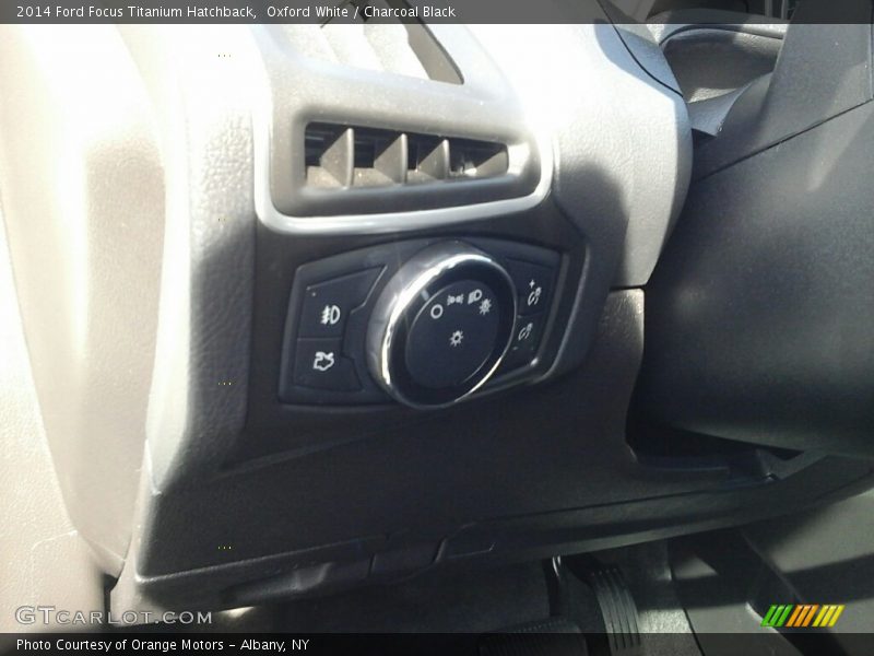 Oxford White / Charcoal Black 2014 Ford Focus Titanium Hatchback