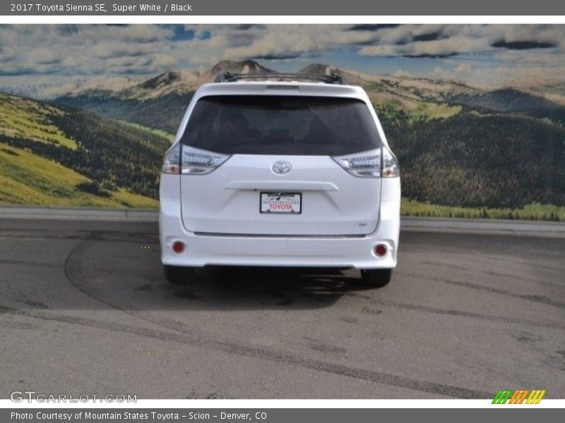 Super White / Black 2017 Toyota Sienna SE