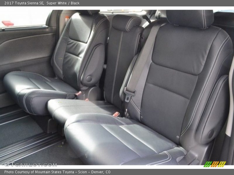 Super White / Black 2017 Toyota Sienna SE