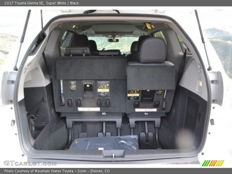 Super White / Black 2017 Toyota Sienna SE