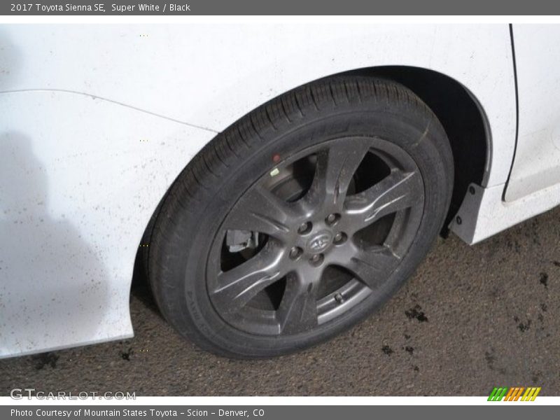Super White / Black 2017 Toyota Sienna SE