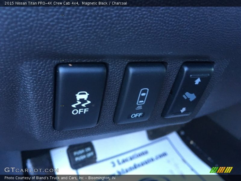 Magnetic Black / Charcoal 2015 Nissan Titan PRO-4X Crew Cab 4x4