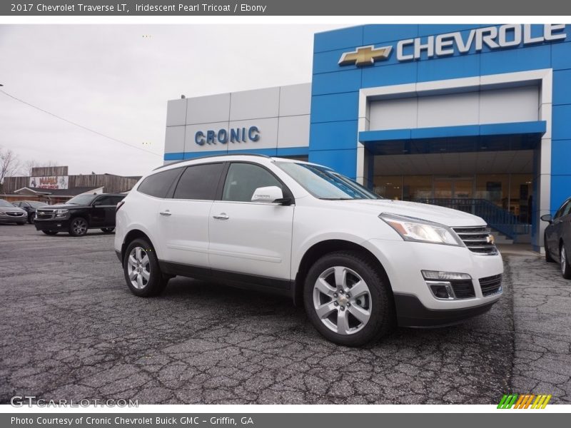 Iridescent Pearl Tricoat / Ebony 2017 Chevrolet Traverse LT