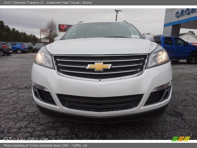 Iridescent Pearl Tricoat / Ebony 2017 Chevrolet Traverse LT