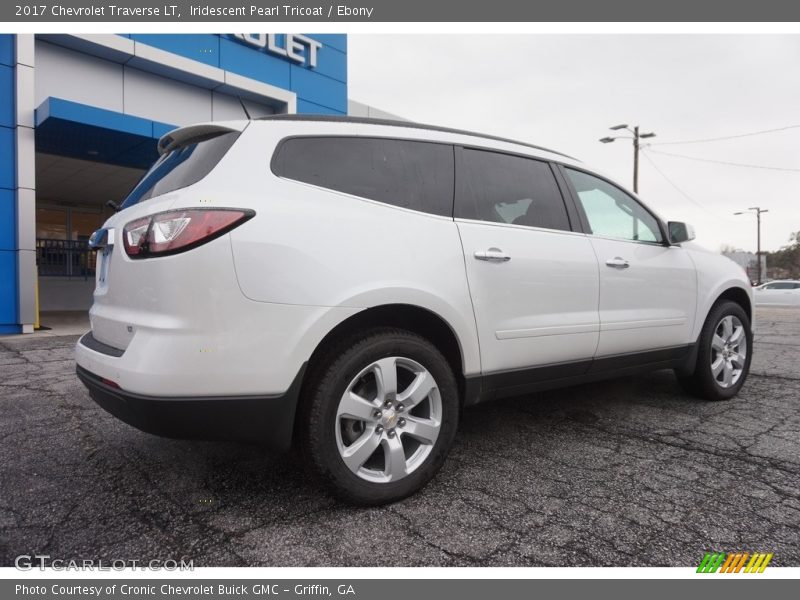 Iridescent Pearl Tricoat / Ebony 2017 Chevrolet Traverse LT