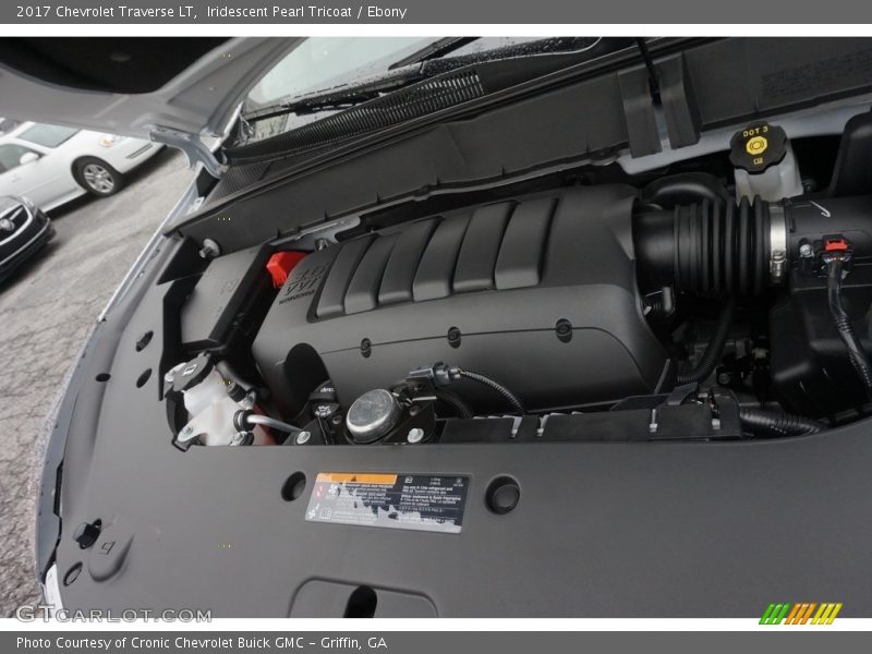 Iridescent Pearl Tricoat / Ebony 2017 Chevrolet Traverse LT