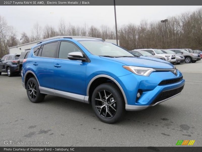 Front 3/4 View of 2017 RAV4 SE AWD