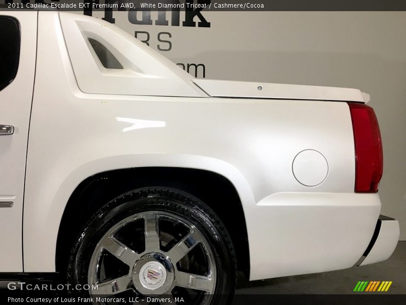 White Diamond Tricoat / Cashmere/Cocoa 2011 Cadillac Escalade EXT Premium AWD