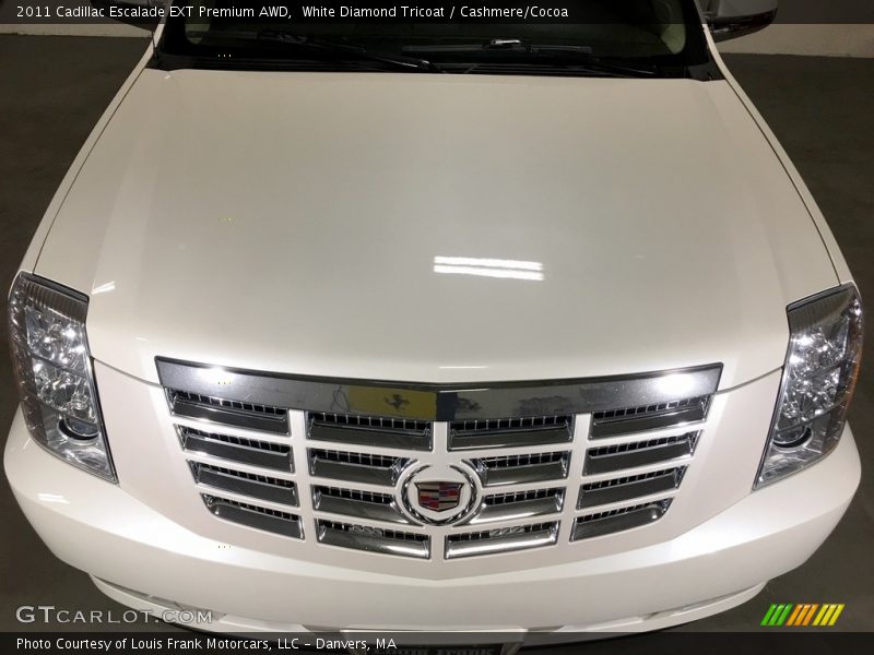 White Diamond Tricoat / Cashmere/Cocoa 2011 Cadillac Escalade EXT Premium AWD