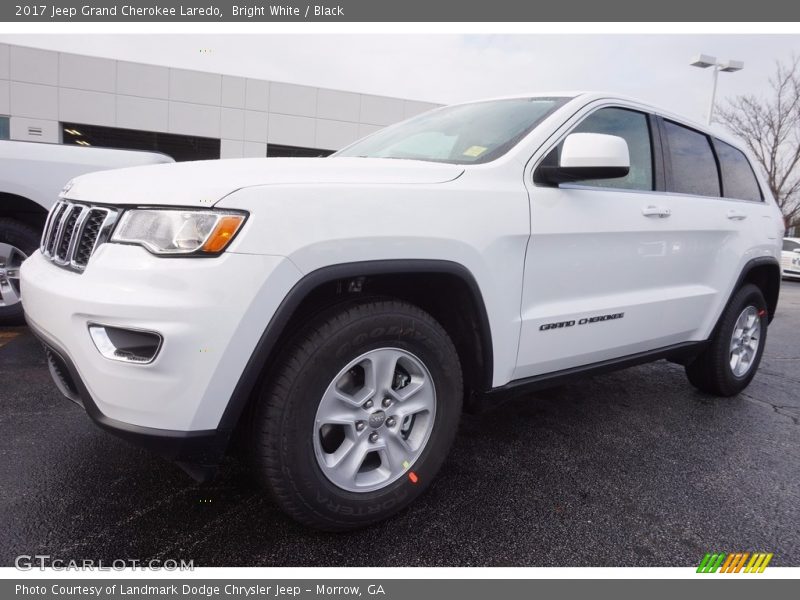 Bright White / Black 2017 Jeep Grand Cherokee Laredo