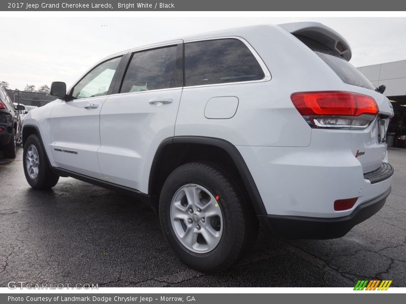 Bright White / Black 2017 Jeep Grand Cherokee Laredo