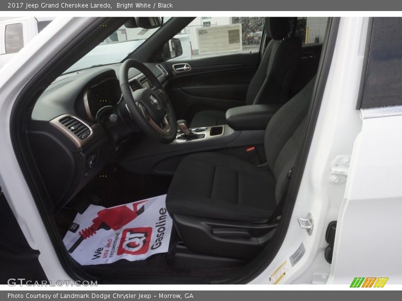 Bright White / Black 2017 Jeep Grand Cherokee Laredo