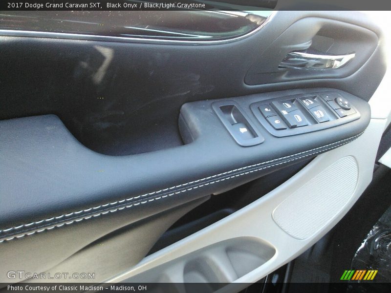 Black Onyx / Black/Light Graystone 2017 Dodge Grand Caravan SXT